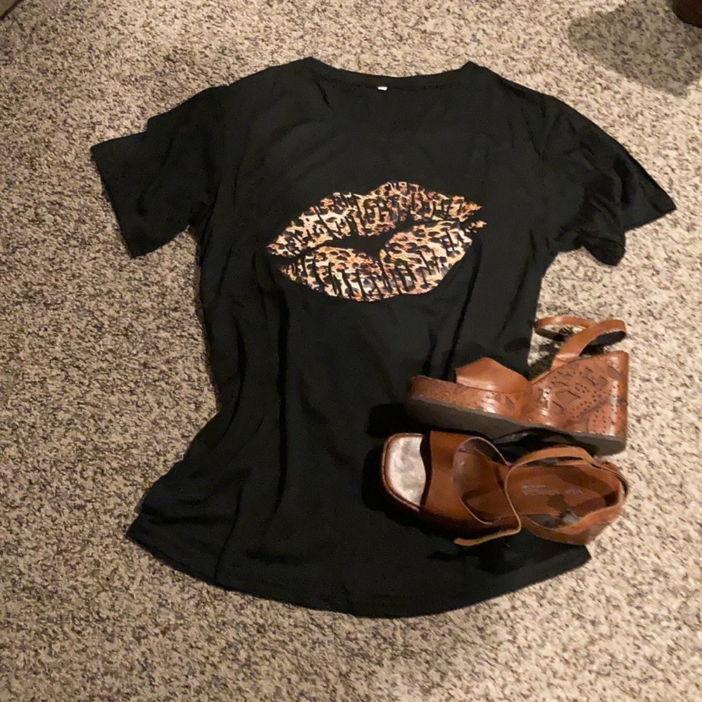 Leopard print lips graphic tee!